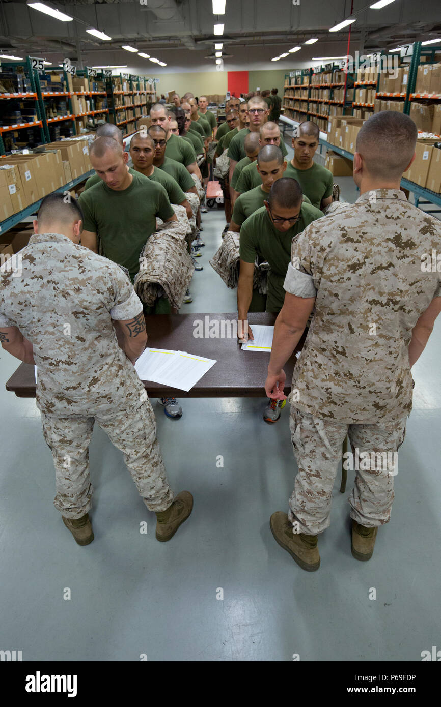 Cuerpo De Marina De Los Ee Uu Lance Cpl Christopher G Aguillar Izquierda Con Reclutar Ropa Empresa De Servicios Sede Y Batallon De Servicio Y Cpl Michael A Elias A La Derecha Con