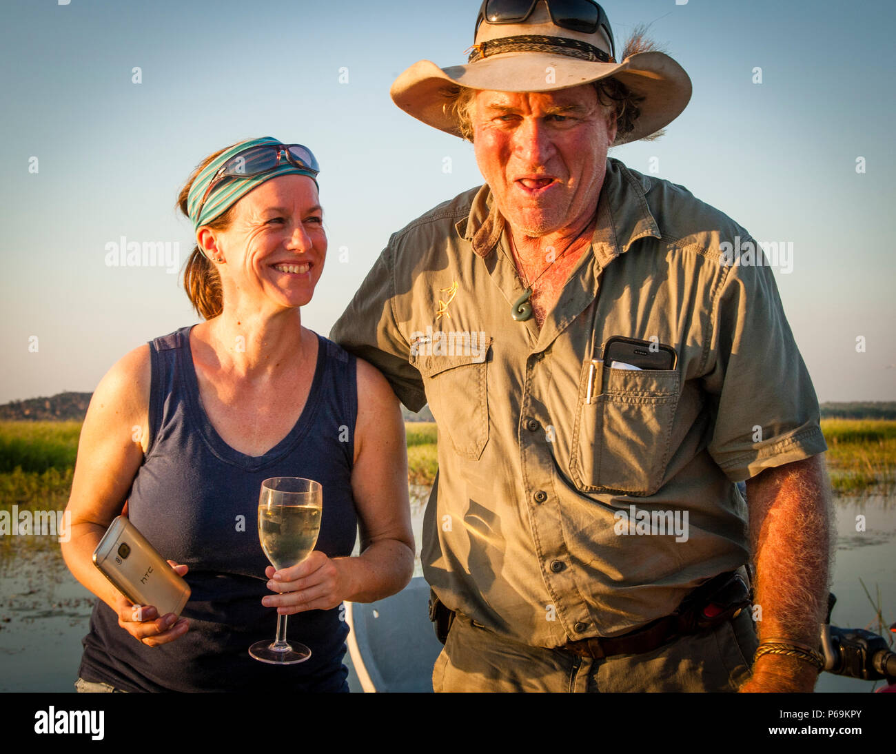 Katja Bockwinkel representa la comercialización turística del Territorio del Norte en Alemania en este viaje. Ella ha conocido al Señor Sab durante mucho tiempo y disfruta de la puesta de sol con él en el Billabong Foto de stock