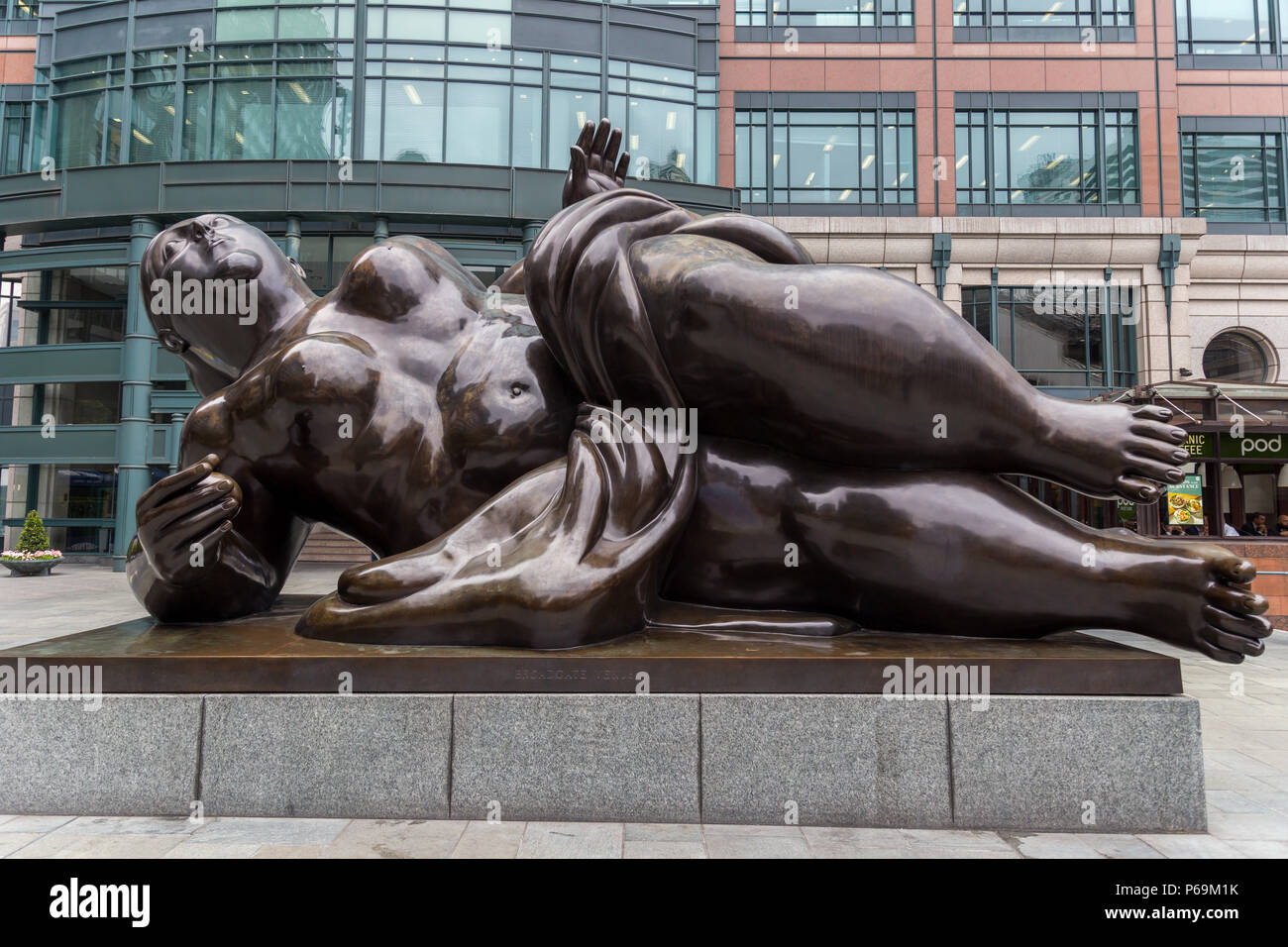 Broadgate Venus (1989) una estatua en bronce por el escultor colombiano Fernando Botero en Exchange Square, Broadgate, Londres, Inglaterra, Reino Unido. Foto de stock