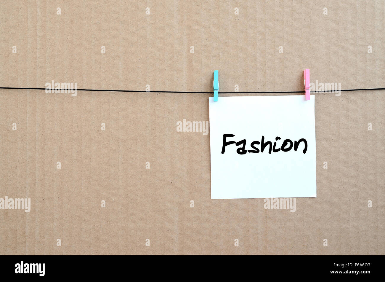La moda. Nota está escrito en una pegatina blanca con un clothespin que