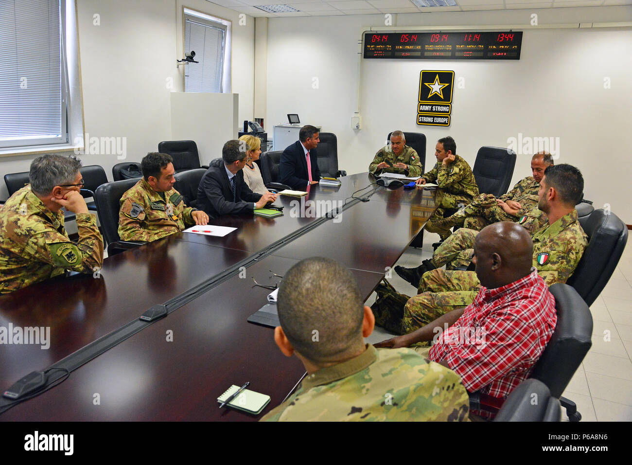 En el centro el coronel del ejército italiano Federico Pognant Airassa, Oficial de Información Pública de las fuerzas de tierra (COMFOTER mando operacional), habla durante la reunión de estrategias de medios Caserma Ederle, Vicenza, Italia, 31 de mayo de 2016 con la delegación del Ejército de los Estados Unidos y personal del ejército italiano. Ejército italiano visita del Ejército de EE.UU., a fin de mejorar las relaciones bilaterales y ampliar los niveles de cooperación y de la capacidad del personal que participa en operaciones conjuntas. (Foto por información visual especialista Paolo Bovo/liberado) Foto de stock