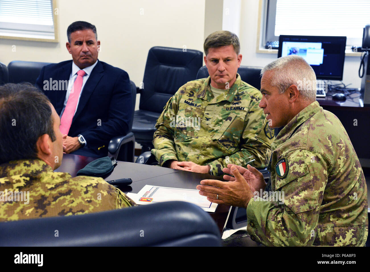 Seifert Director Carlos Mateo, Dirección de planes de movilización y capacitación de seguridad "DPTMS" (izquierda), el Coronel Steven M. Marcas, comandante de la guarnición del ejército de los Estados Unidos Italia (centro), el coronel del ejército italiano Federico Pognant Airassa, Oficial de Información Pública de mando de las fuerzas de tierra "COMFOTER operacional" (derecha), durante la reunión de estrategias de medios Caserma Ederle, Vicenza, Italia, 31 de mayo de 2016. Ejército italiano visita del Ejército de EE.UU., a fin de mejorar las relaciones bilaterales y ampliar los niveles de cooperación y de la capacidad del personal que participa en operaciones conjuntas. (Foto por información visual Foto de stock