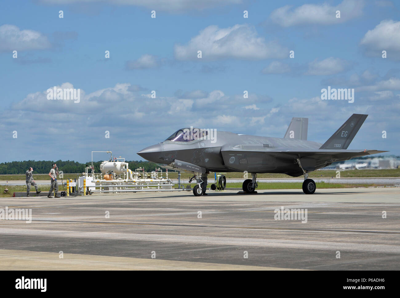 Un F 35a Lightning Ii Taxis Hasta Un Deposito De Combustible Para Repostar En Boxes Caliente