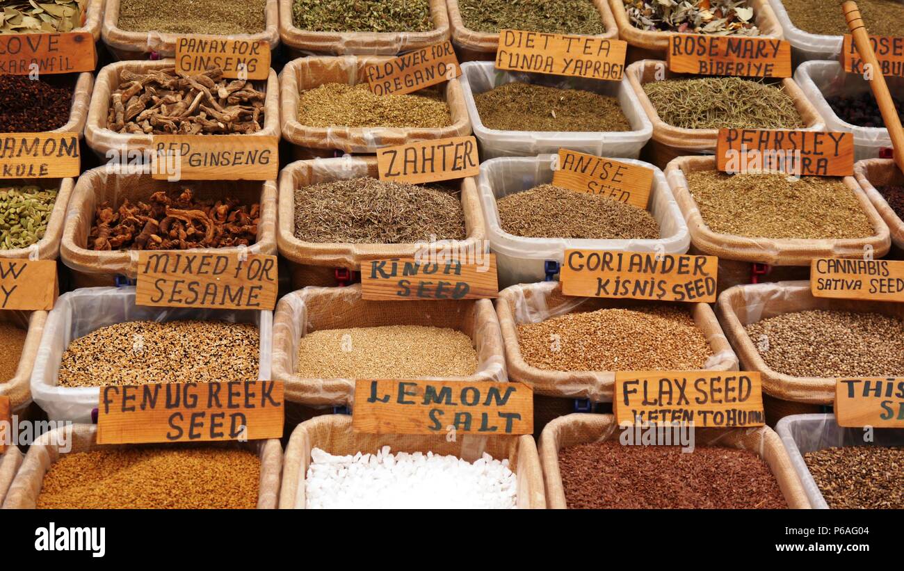 Especias y hierbas turca en un mercado en Fethiye, Turquía Foto de stock