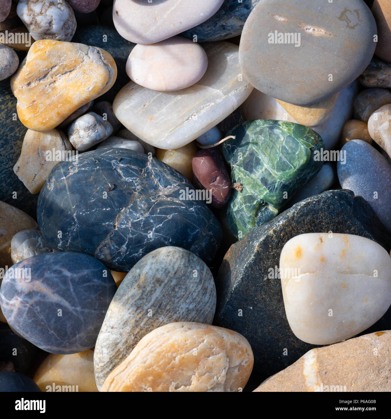 Un grupo de diversas piedras pequeñas y coloridas a la luz directa del sol  Fotografía de stock - Alamy