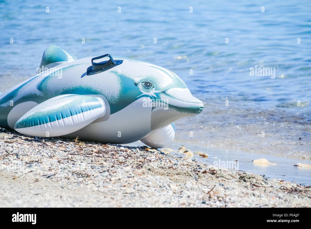 Juguete inflable de la playa del delfín fotografías e imágenes de alta  resolución - Alamy