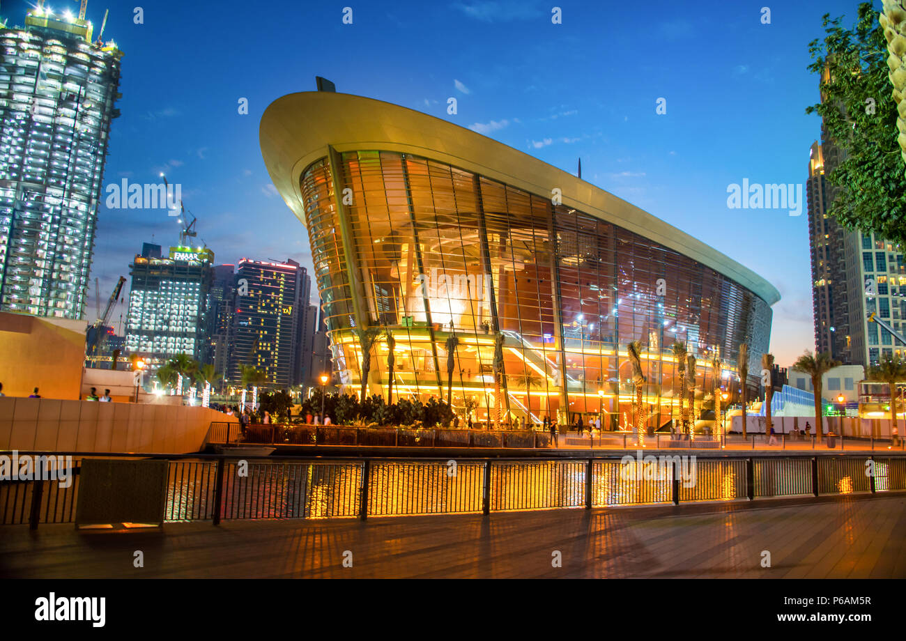 En el centro de la ciudad, Dubai, EAU, 1/19/2018, ubicado en el centro de Dubai, Dubai Opera es el radiante centro de cultura y de las artes en Dubai y el brillante perla de Foto de stock