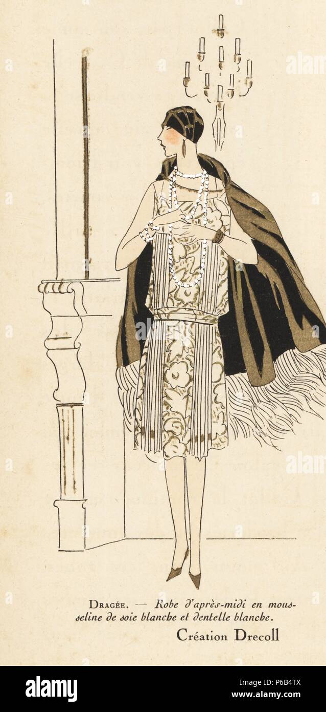 Mujer en la tarde vestido de seda blanca y encaje con flecos cape y cloche hat. Litografía con pochoir (galería) handcolor desde el lujo de la moda francesa de la revista 'Arte, gota, Beaute', de 1926. Foto de stock