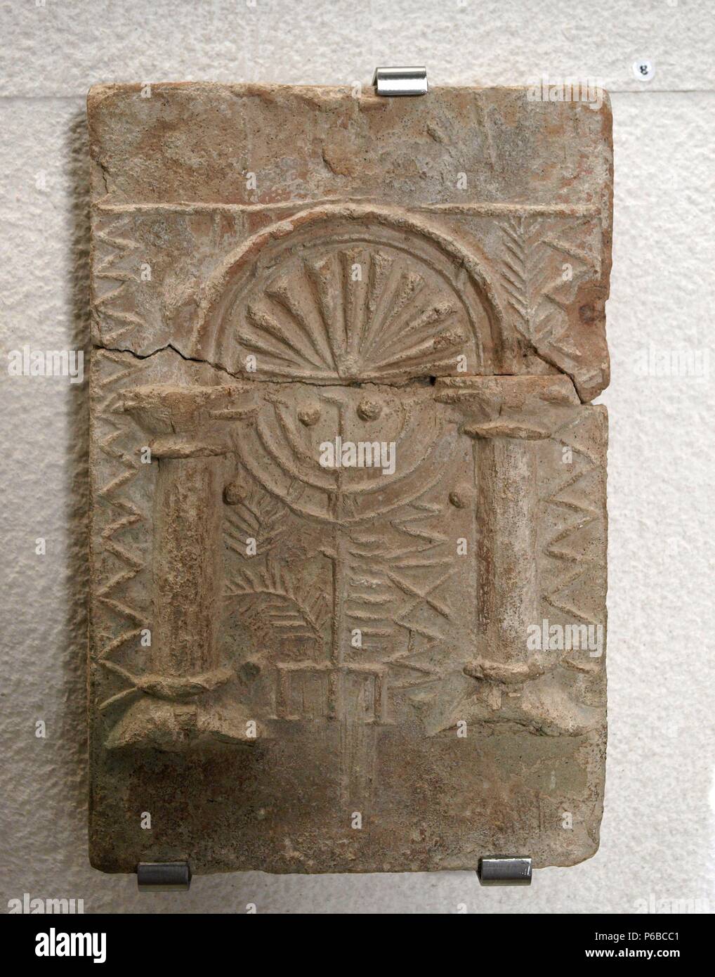 *** Título Local *** FRAGMENTO DE CAPITEL VISIGODO S. V-VIII,REUTILIZADO Y EXPUESTO EL LA Sinagoga del Tránsito en Toledo. Foto de stock