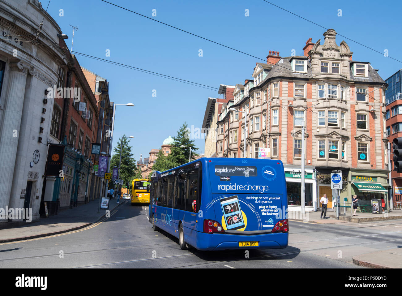 Los autobuses en Upper Parliament Street en la ciudad de Nottingham, Nottinghamshire Inglaterra Foto de stock