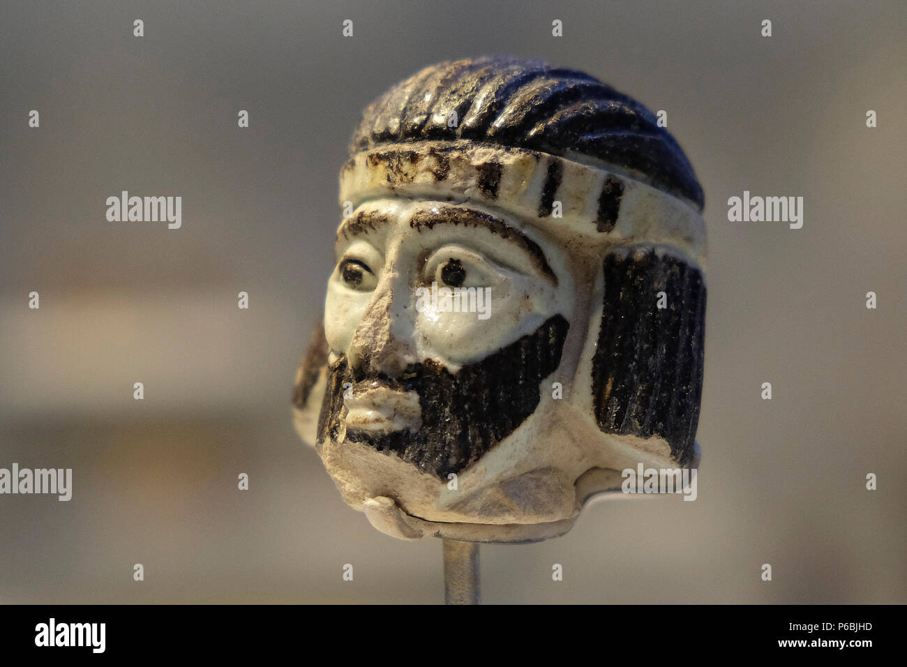Una de 5 centímetros (2 pulgadas) de la escultura de la cabeza de un rey  que data de hace casi 3.000 años, descubierta en 2017 durante las  excavaciones en un sitio llamado