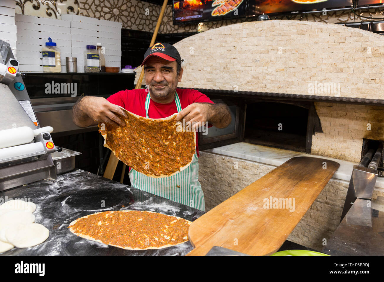 Pizza chef prepara pizzas delante de la pizzería horno a Moo, Kebab, Moo, Kebab, Gzira, Isla de Malta, Malta. Es un restaurante de kebab turco. (91) Foto de stock