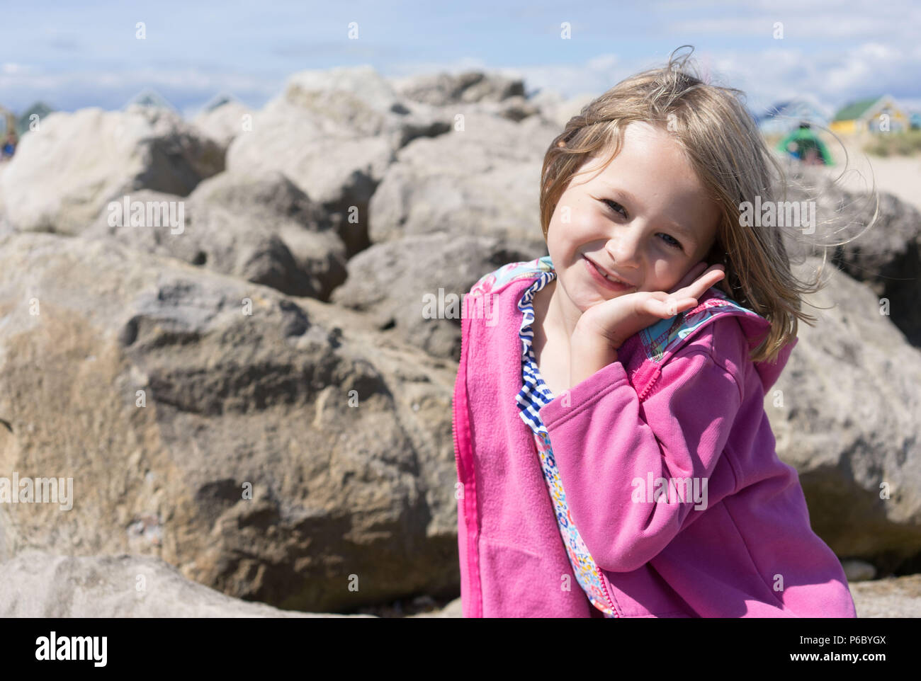 Tirando de las niñas bonitas caras en la playa Fotografía de stock - Alamy