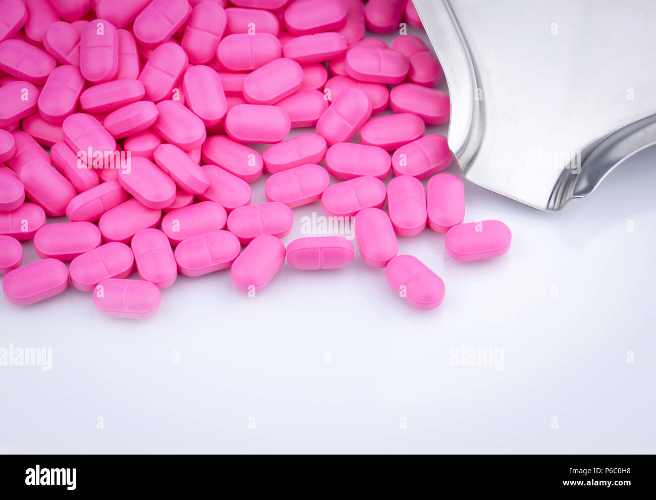 Monton De Tabletas Pildora Rosa Sobre Fondo Blanco Cerca De Acero Inoxidable Bandeja De Drogas Norfloxacino 400 Mg Para El Tratamiento De La Cistitis Antibioticos La Resistencia A Los Medicamentos Fotografia De