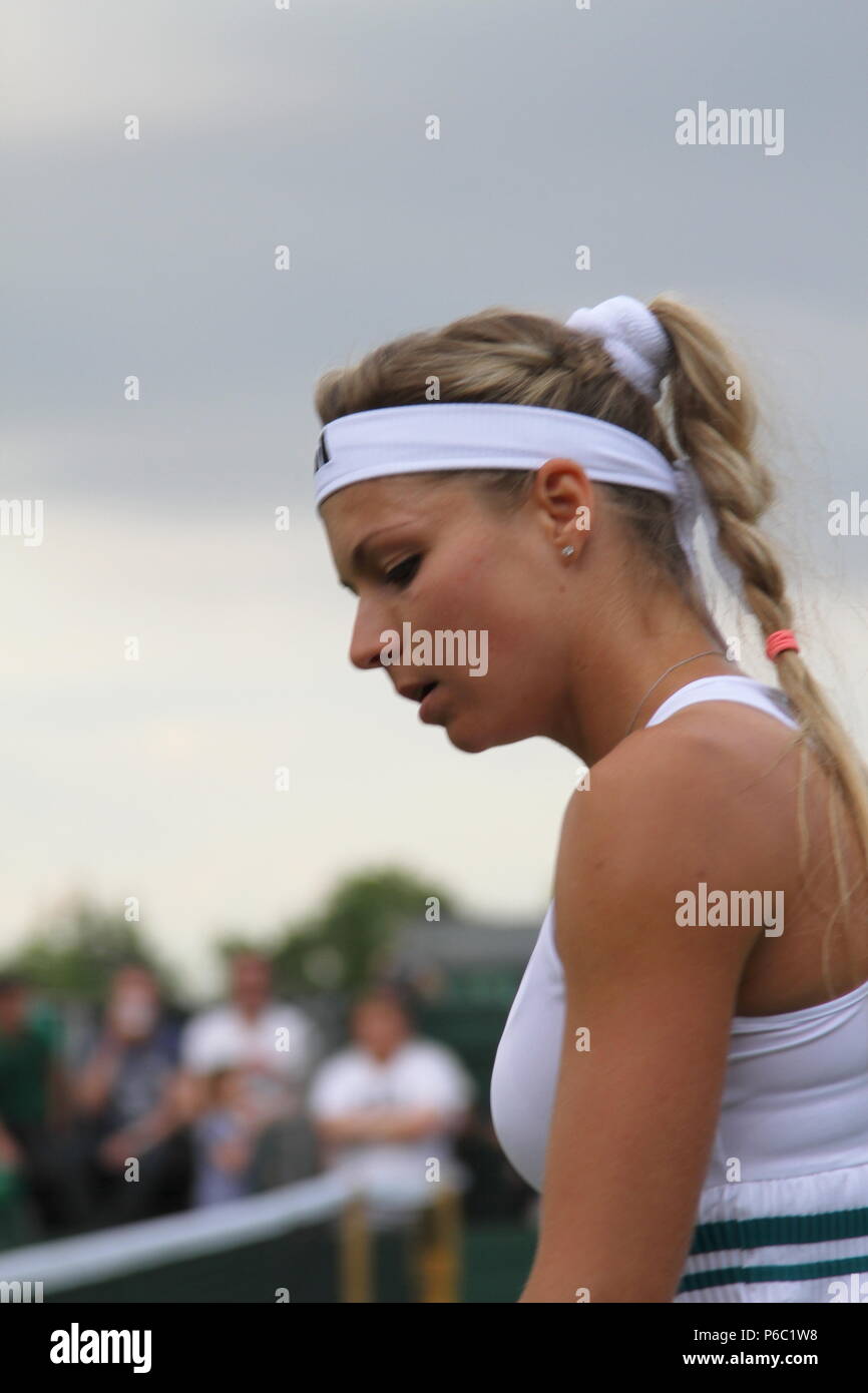 Maria Kirilenko representado en el 2012 el grand slam de Wimbledon Lawn Tennis championships en 2012. La foto fue tomada mientras juega Alexandra Cadantu. Foto de stock