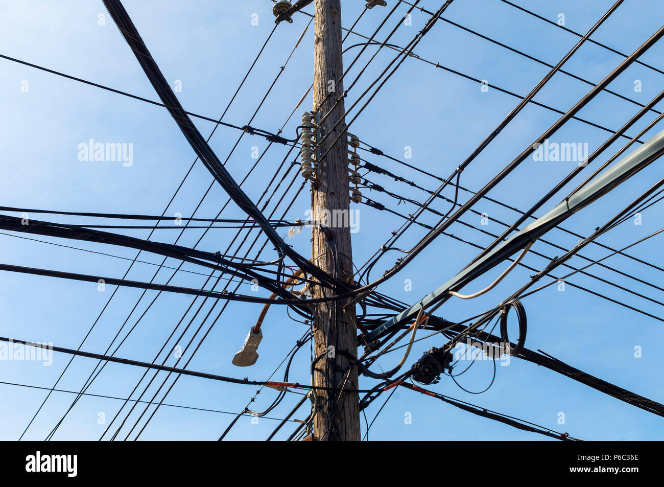 Cable Eléctrico Suspendido Fotos e Imágenes de stock - Alamy