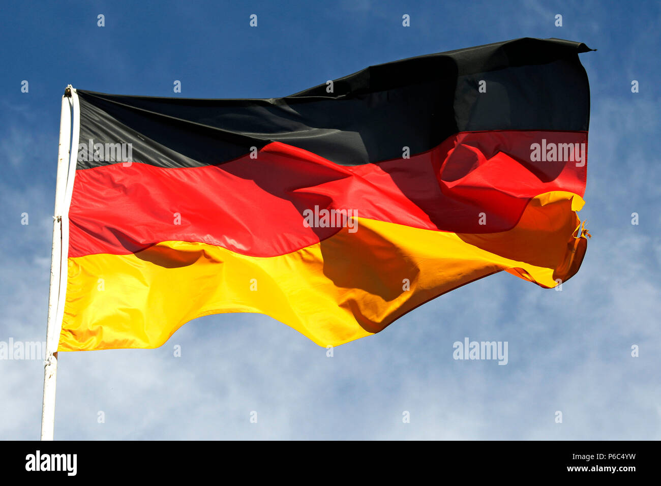 Hoppegarten, bandera nacional de la República Federal de Alemania en el viento Foto de stock