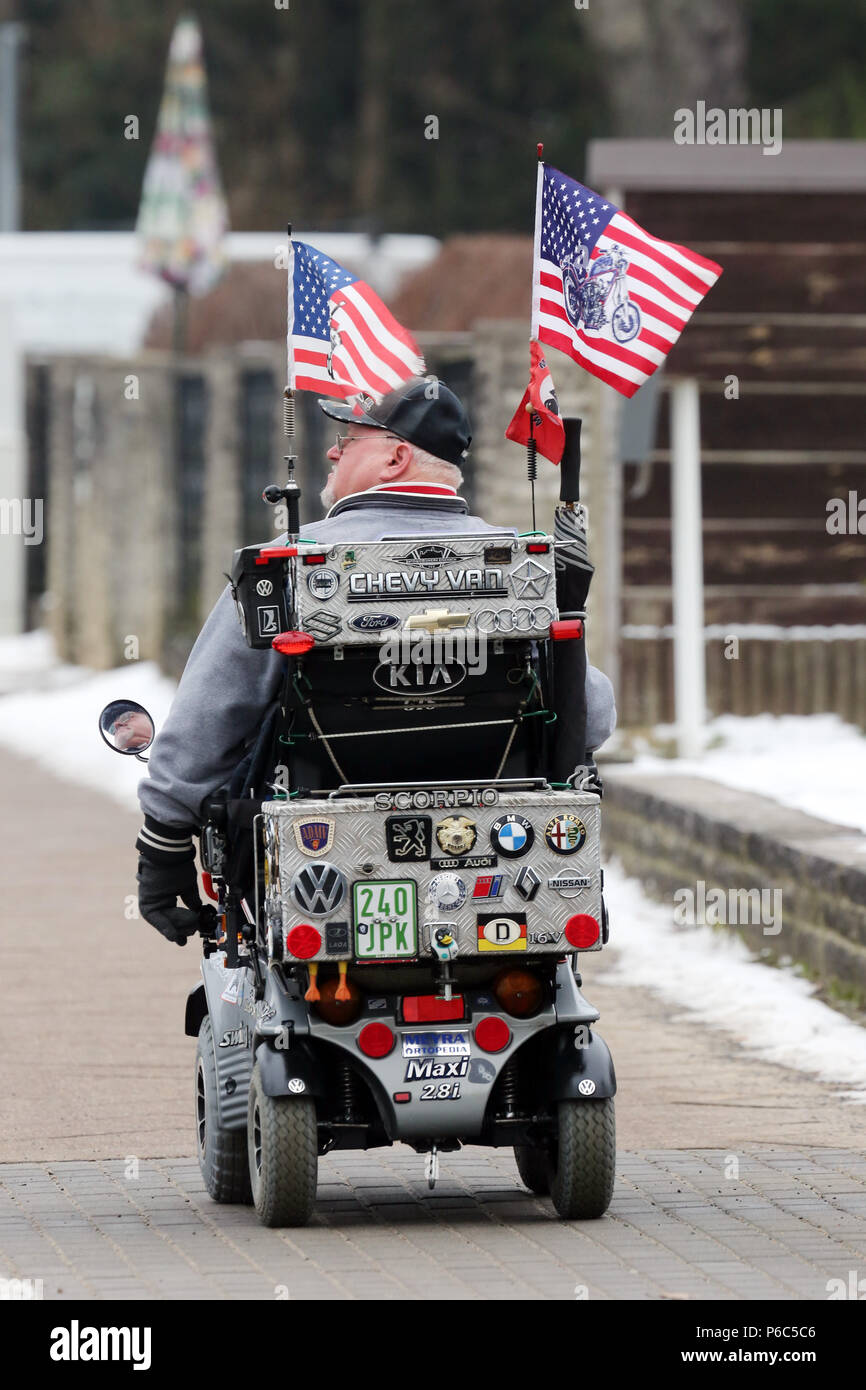 Neuenhagen, hombre conduce su silla de ruedas eléctrica de pabellón estadounidense en el día de la toma de posesión del presidente estadounidense Donald Trump Foto de stock