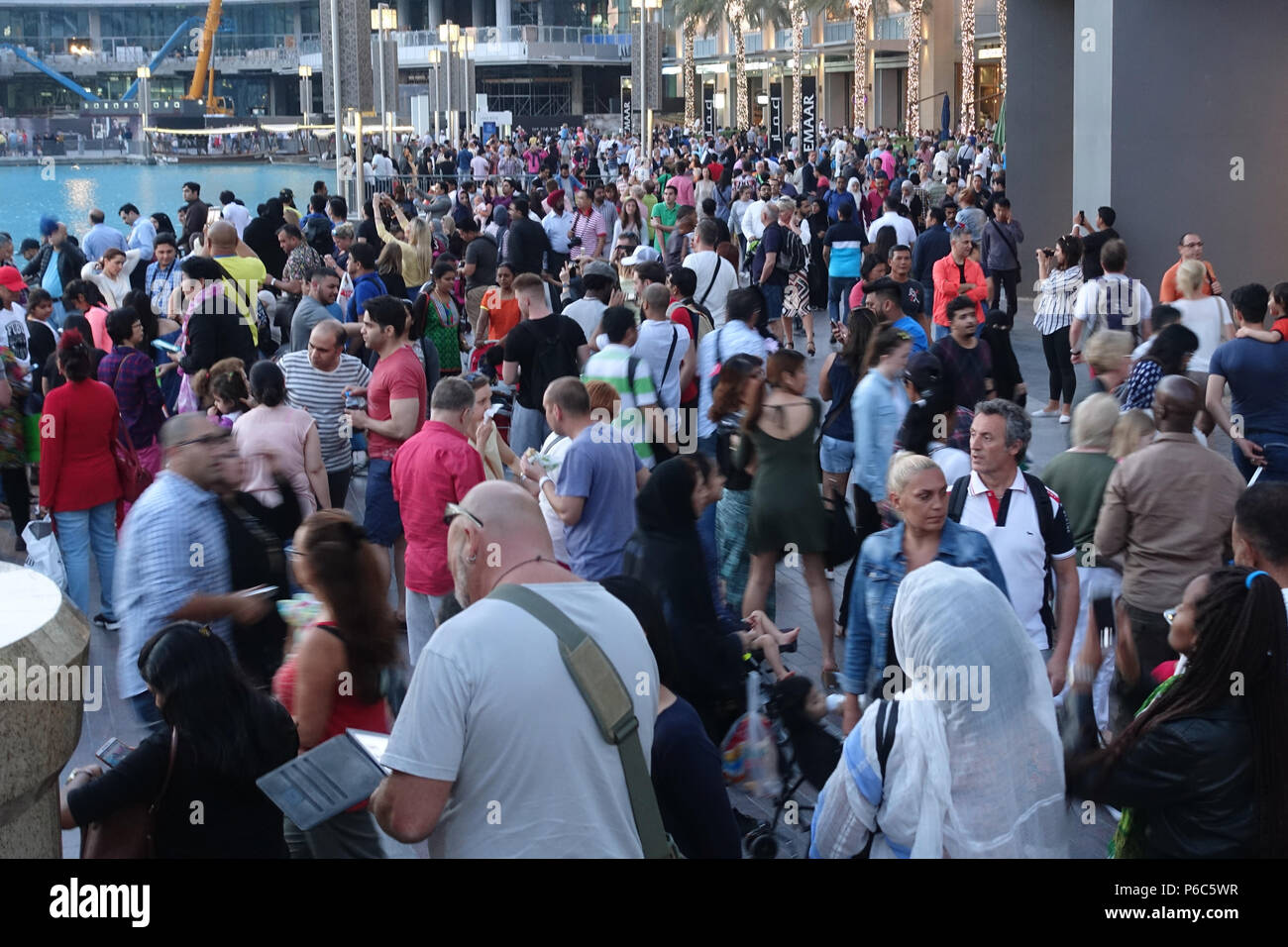 Dubai, Emiratos Árabes Unidos, la multitud Foto de stock