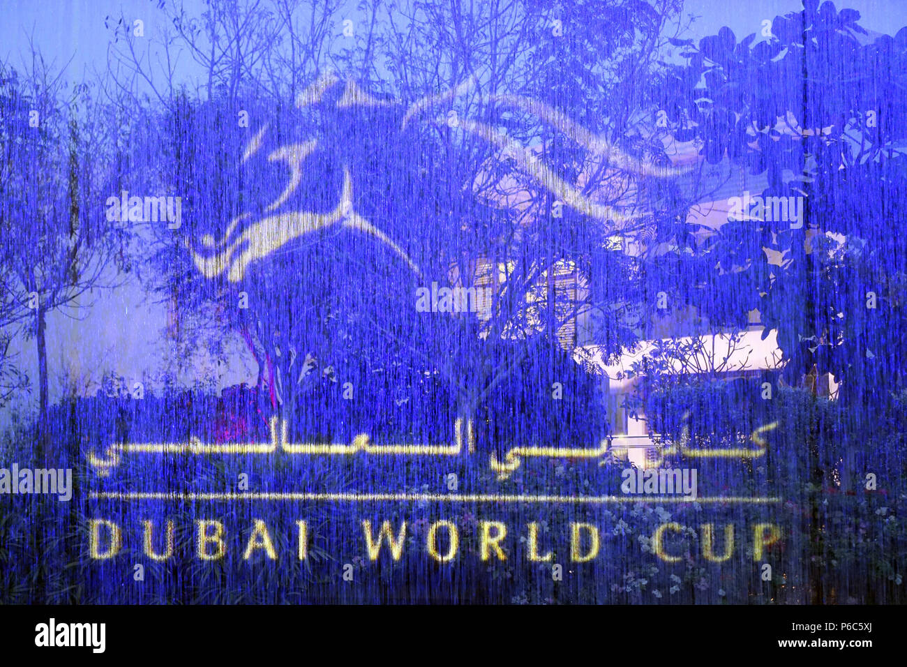 Dubai, Emiratos Árabes Unidos, rotulación Copa del Mundo de Dubai sobre una fuente de agua Foto de stock
