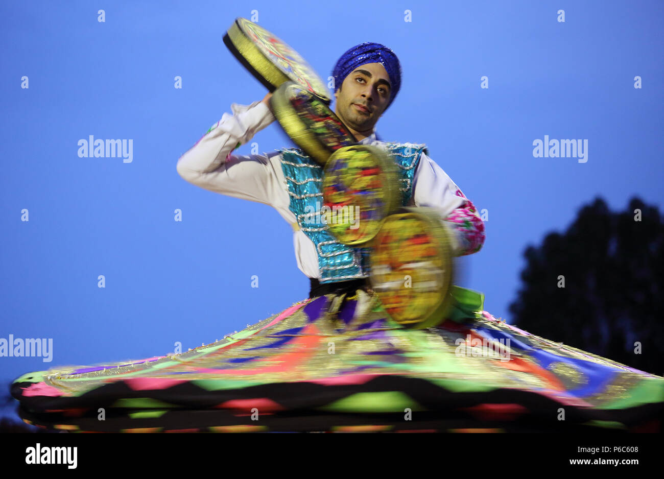 24.03.2017, Dubai, Emiratos Árabes Unidos, bailarín de folklore oriental muestra una danza giratoria Foto de stock