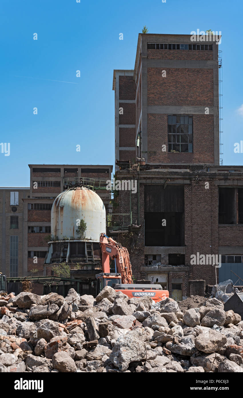 Remodelación y demolición parcial de una antigua fábrica de papel, la celulosa (fábrica). Foto de stock