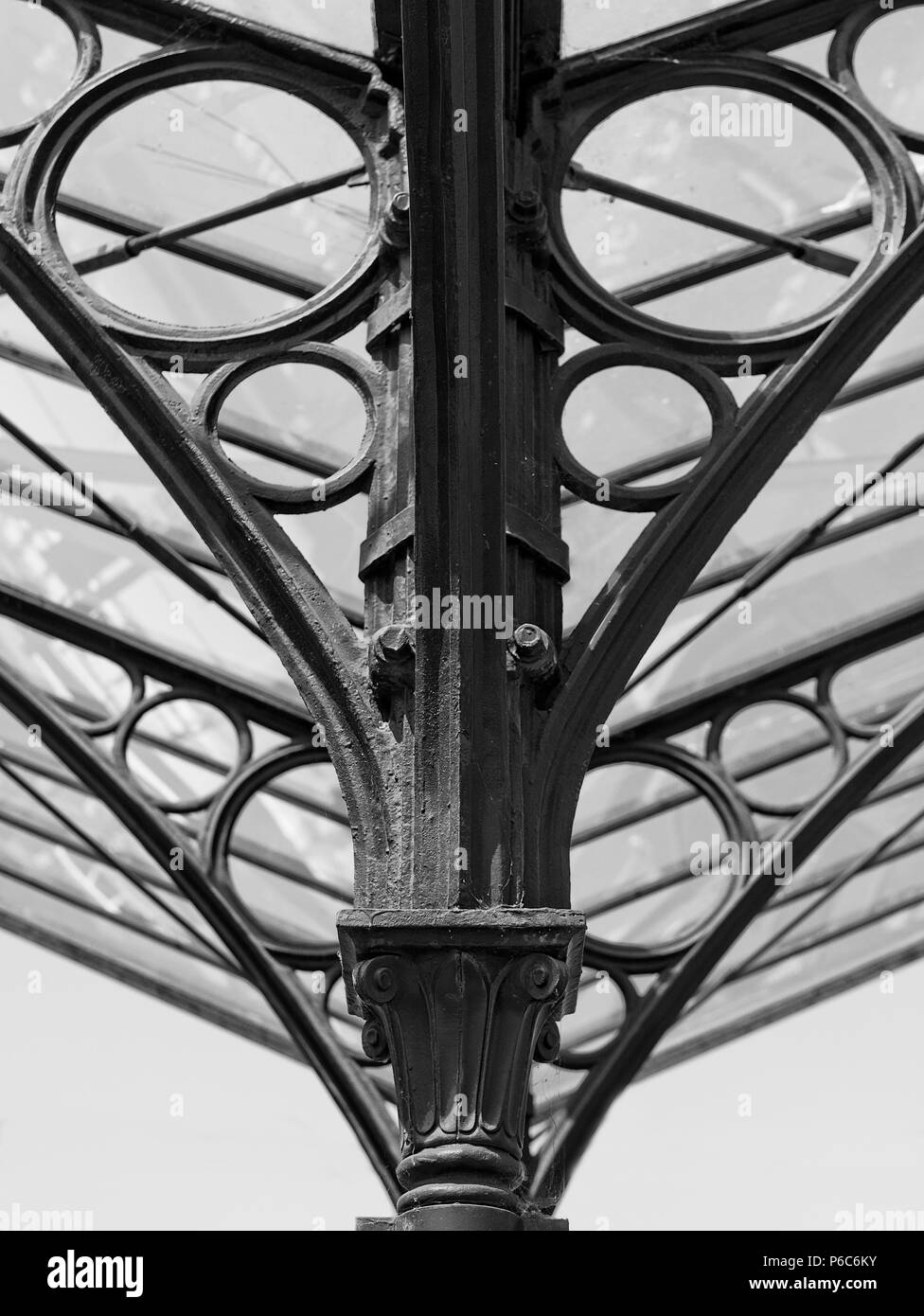 Estructura de hierro fundido Imágenes de stock en blanco y negro - Alamy