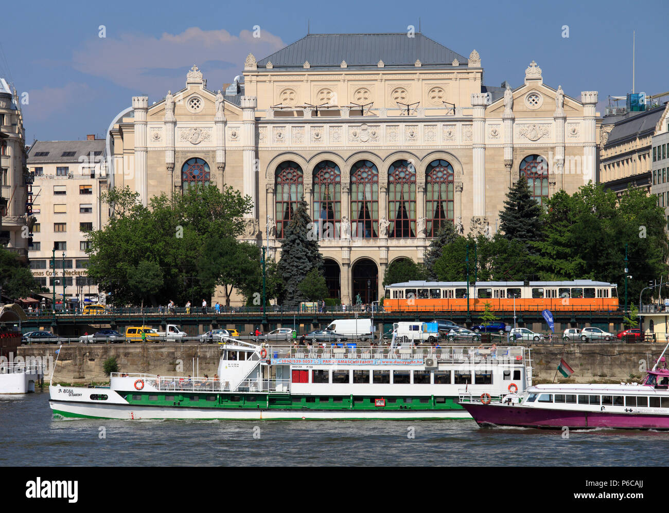 Hungría, Budapest Vigad- Concert Hall, el río Danubio, buques, tranvía, Foto de stock