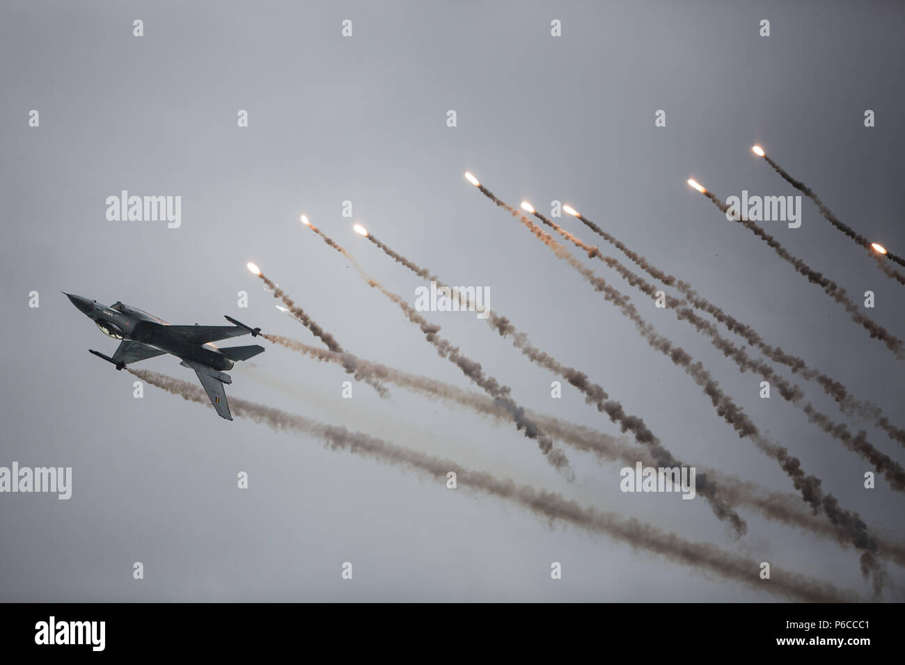 La dinámica general de la Fuerza Aérea Belga (SABCA) F-16AM combates Falcon (401) FA-124 disparando bengalas en Airbourne 2017 Foto de stock