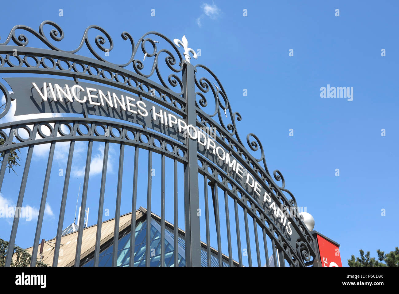 París. Vincennes. El hipódromo de Vincennes. Puerta de entrada Fotografía  de stock - Alamy