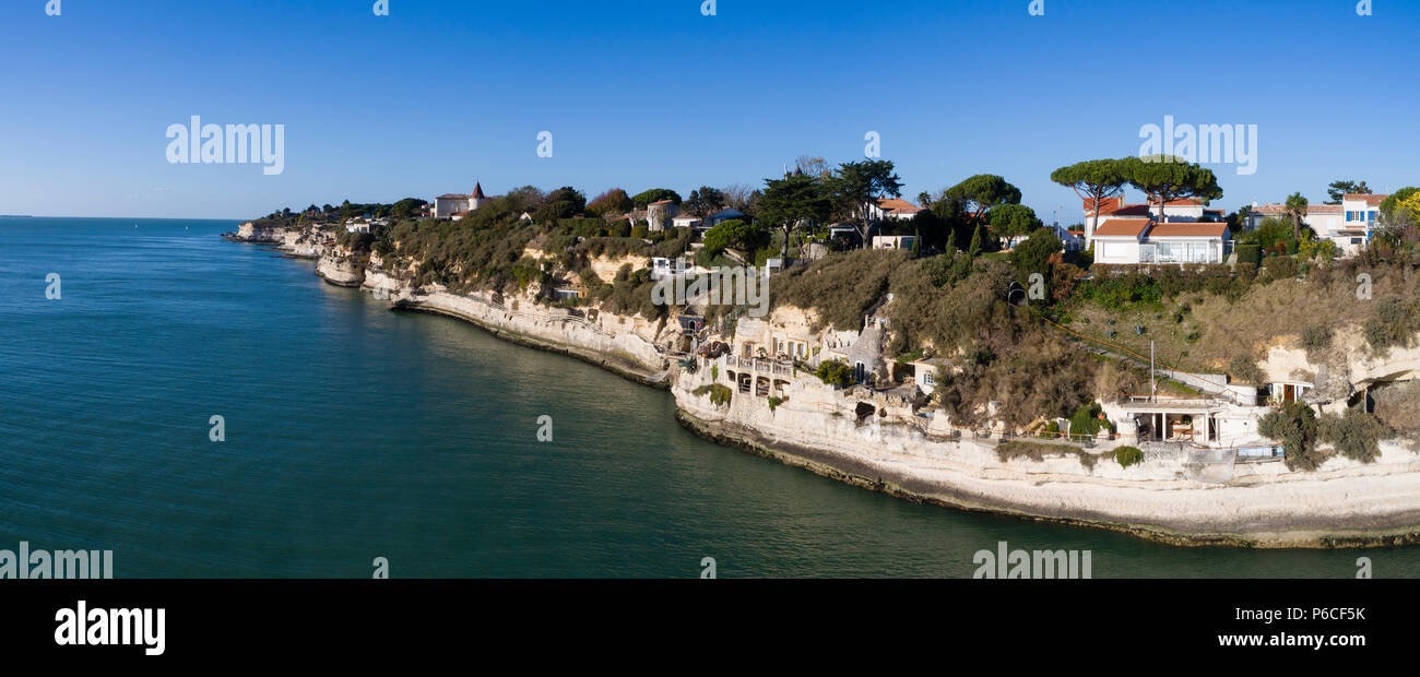 Francia, Charente Maritime, Saintonge, Cote de Beaute, estuario del Gironda, Meschers sur Gironde, Cliff y viviendas-cueva (vista aérea) // Francia, Charent Foto de stock