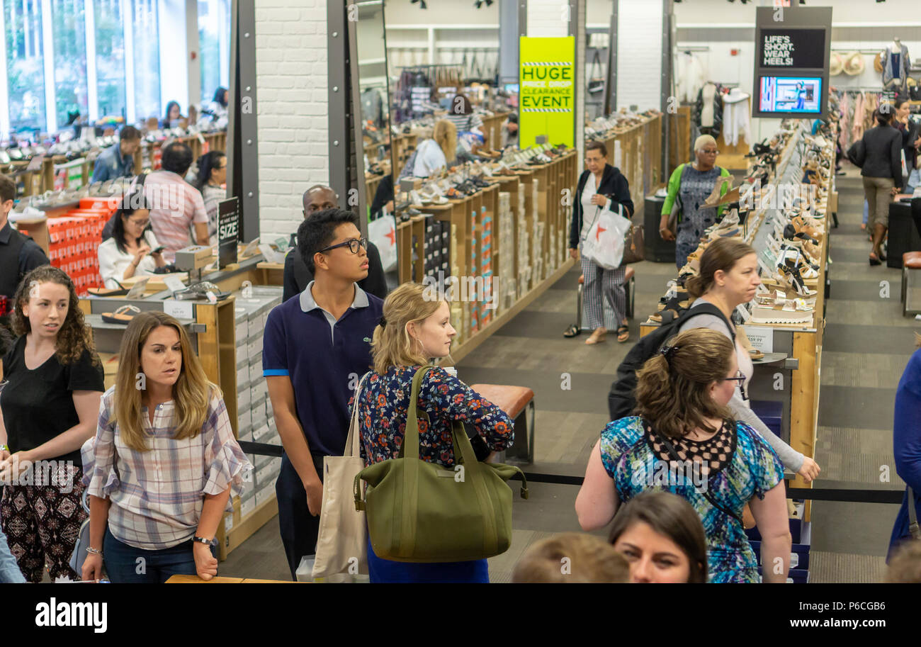 Los compradores en una tienda de zapatos DSW en Herald Square en Nueva York  el miércoles, 27 de junio de 2018. (© Richard B. Levine Fotografía de stock  - Alamy