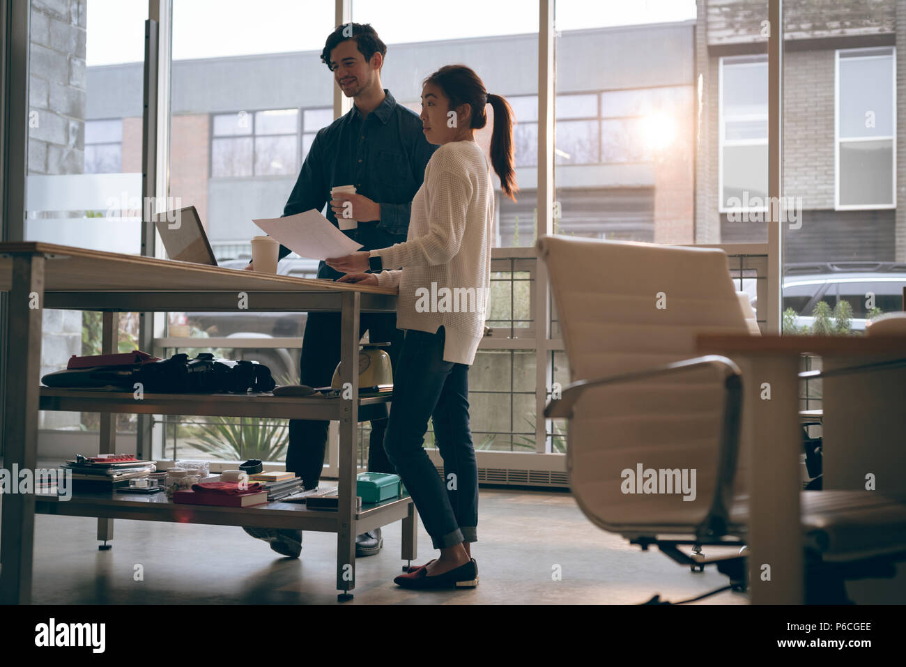 Ejecutivos que trabajan en la oficina Foto de stock