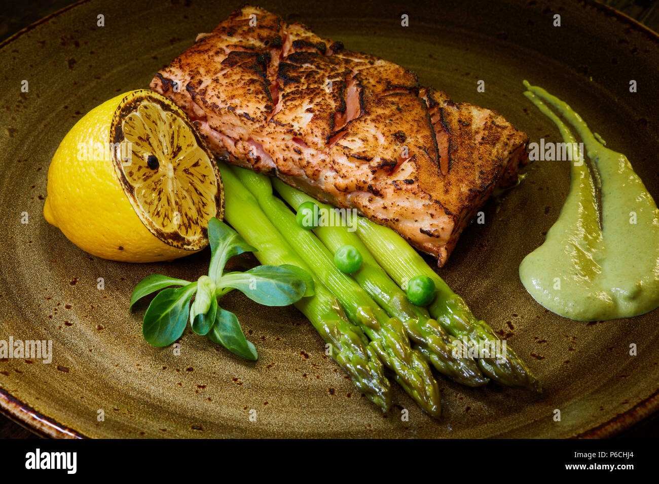 Filete de salmón cocinado lentamente con ensalada en un plato de cocción  Sous-Vide pescado salmón Fotografía de stock - Alamy