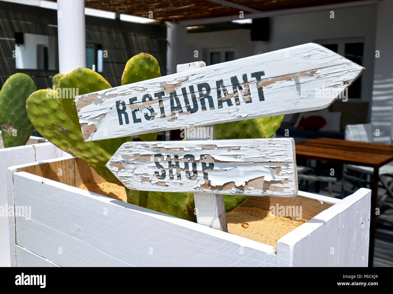 Blanco letrero obsoletos con flechas. Restaurante y tienda las direcciones. La isla de Ibiza. Islas Baleares, España Foto de stock