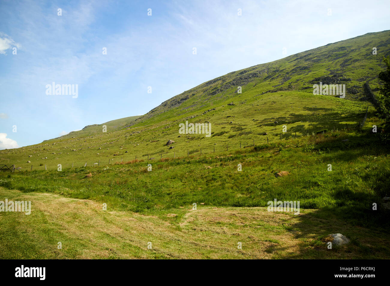 Sandalia asiento cayó campos y colinas dunmail elevar en el distrito de los lagos de Cumbria Inglaterra Foto de stock
