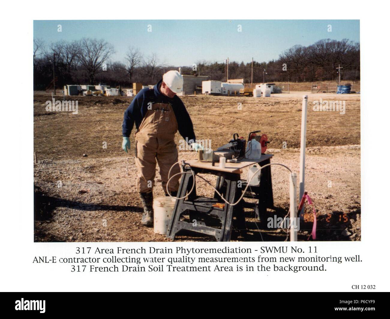 Un contratista que mide la calidad del agua de un pozo de vigilancia a 317 Área de drenaje francés, Illinois, 2016. Imagen cortesía del Departamento de Energía de Estados Unidos. () Foto de stock
