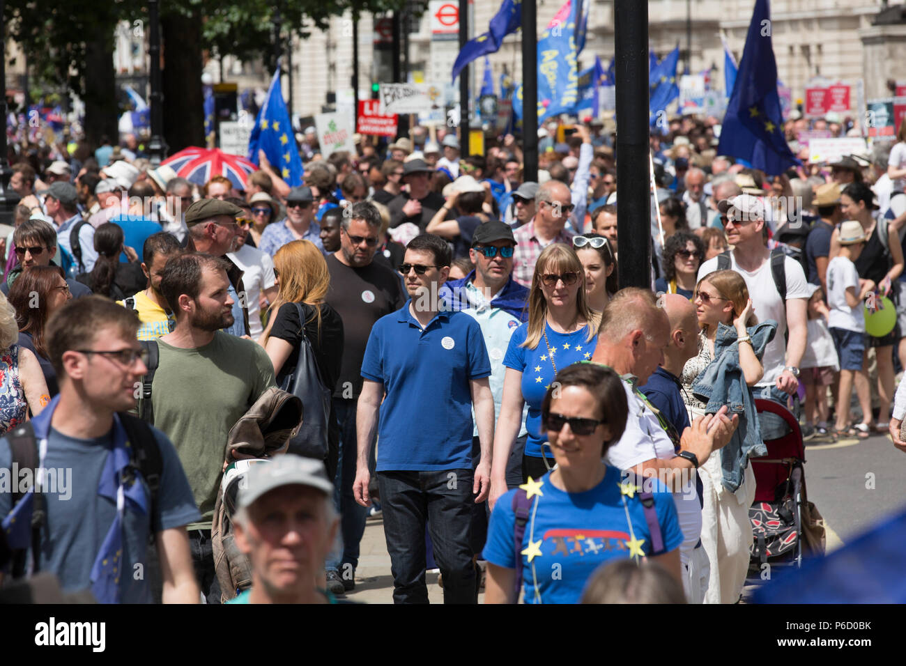 Voto popular anti-protesta Brexit: aproximadamente 100.000 de Marzo a la Plaza del Parlamento el 23 de junio de 2018, dos años después de que el referéndum Brexit. Foto de stock