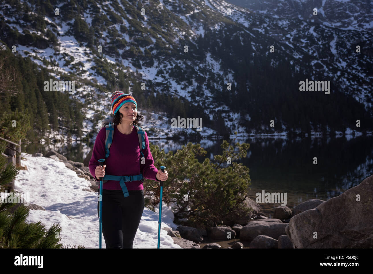 Excursionista hembra caminando en lakeside Foto de stock