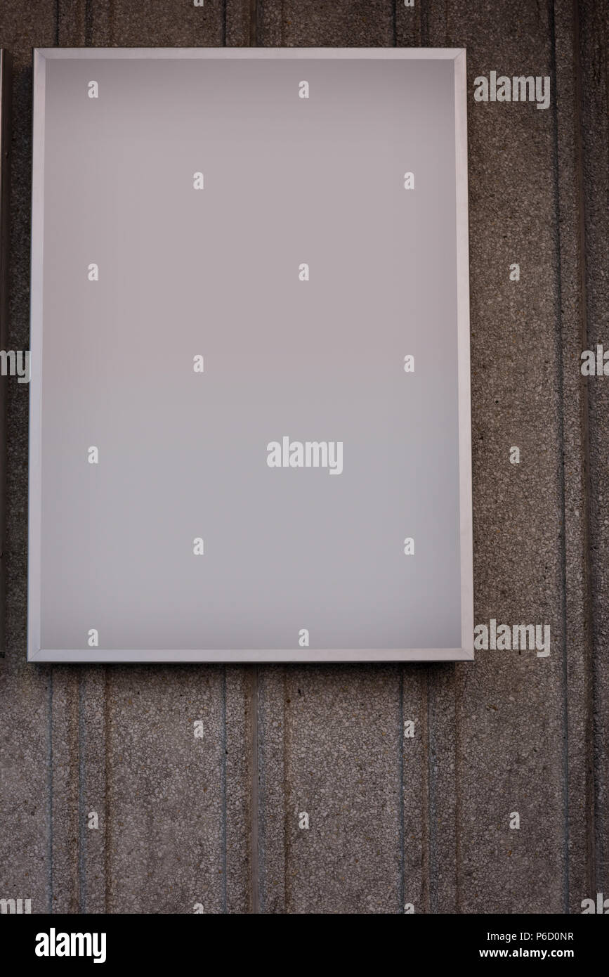 Tablero de anuncios en blanco sobre fondo de hormigón Foto de stock
