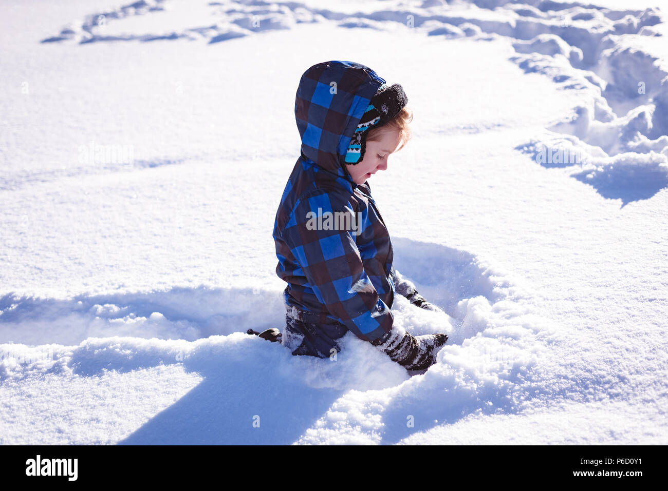 Linda niña jugando en la nieve Foto de stock