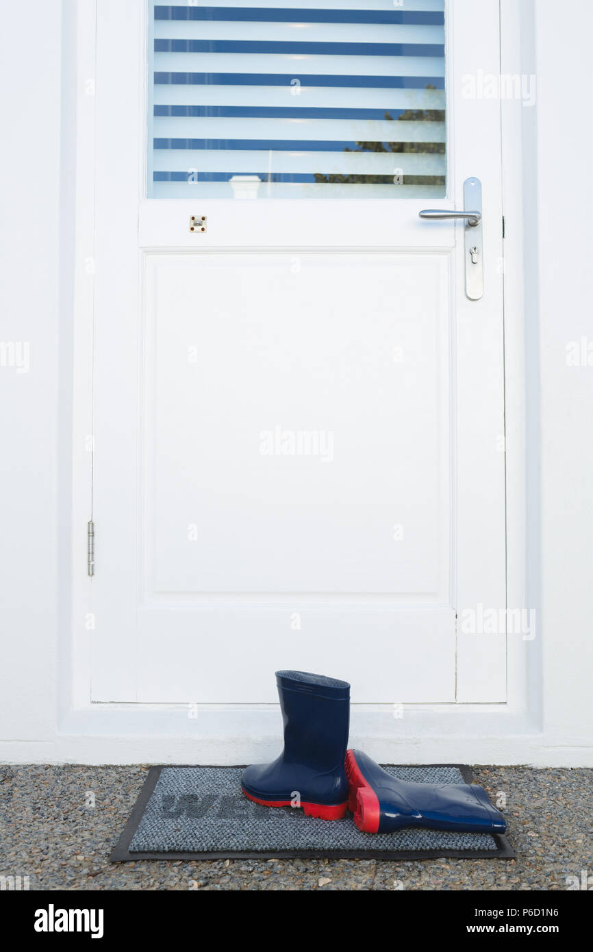 Wellington boot en una estera de la puerta Foto de stock