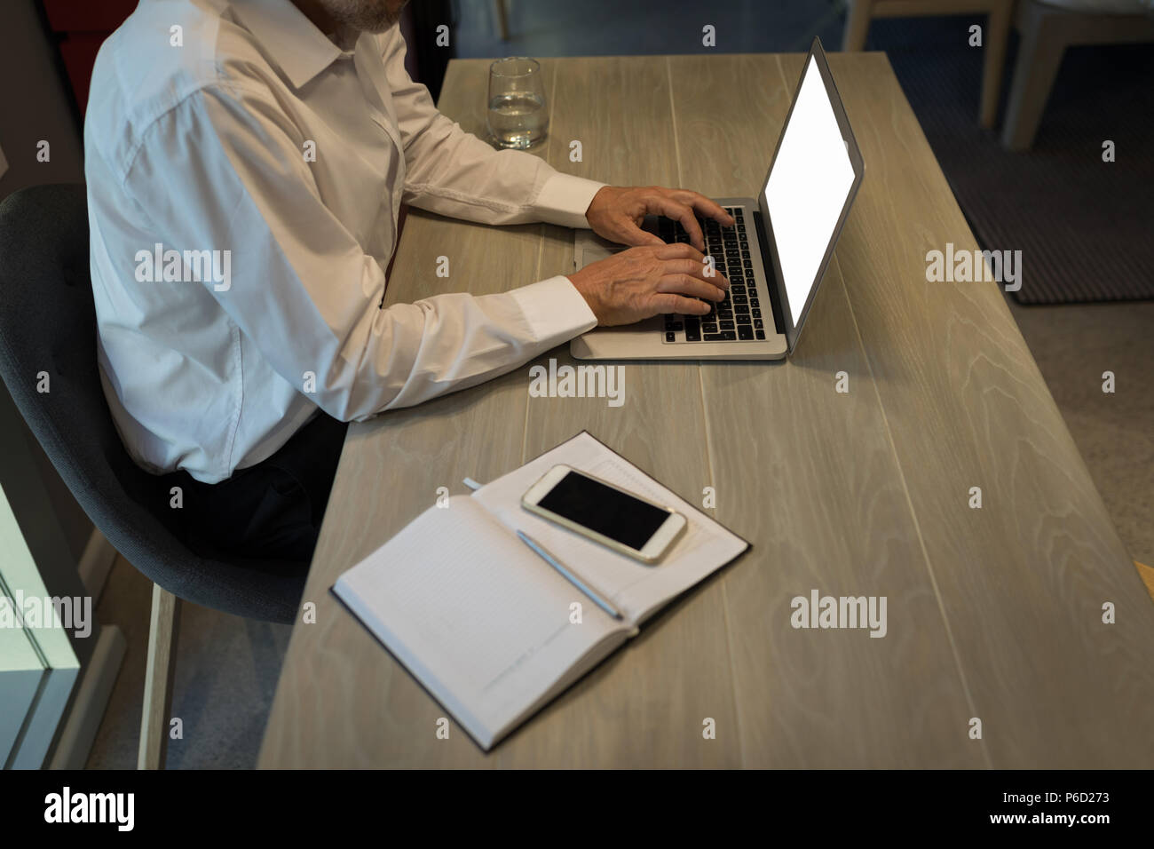 Empresario utilizando un ordenador portátil en el escritorio Foto de stock