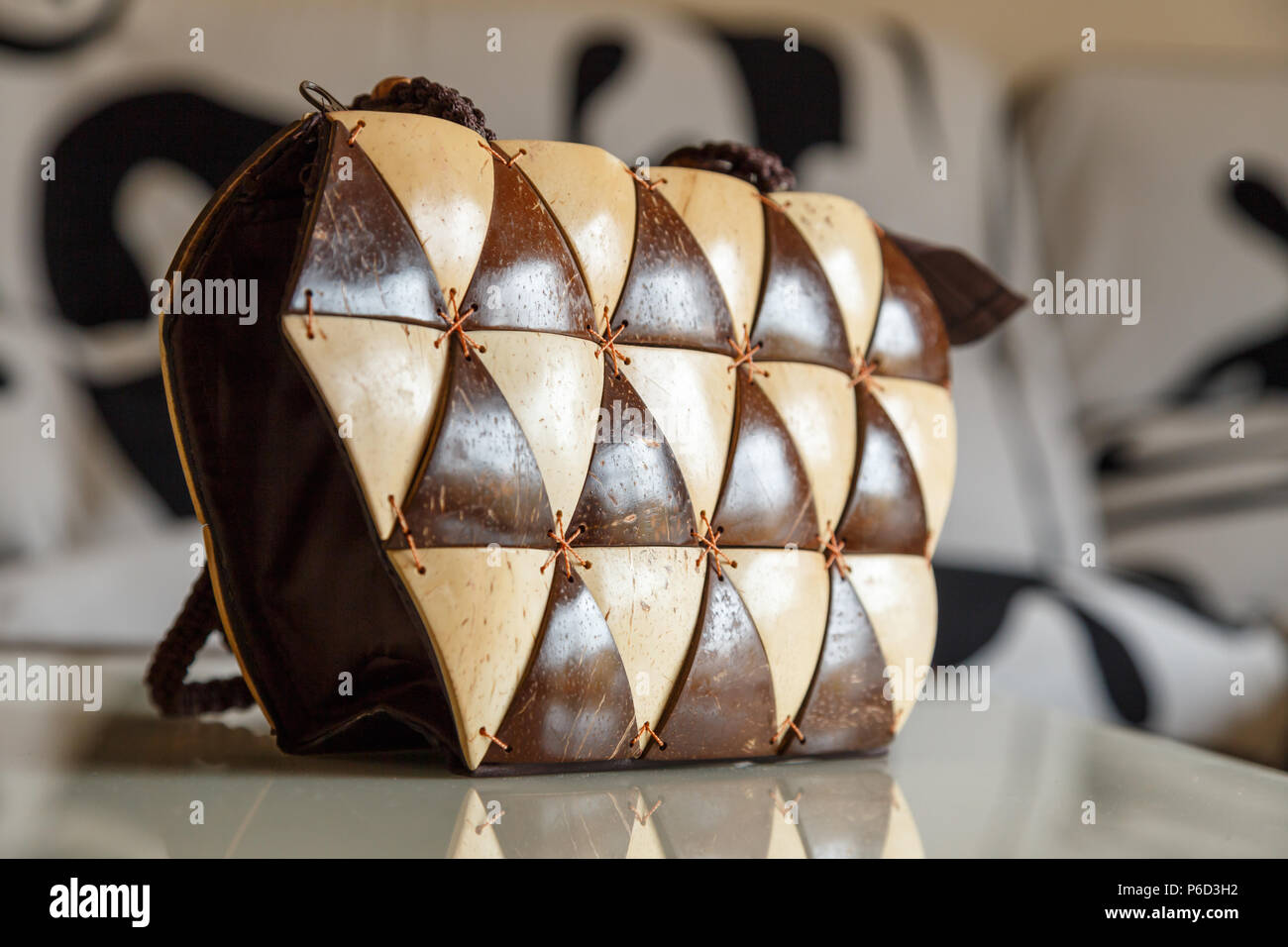 Bolsa hecha de cáscaras de coco, artesanal, artesanía étnica Fotografía de  stock - Alamy