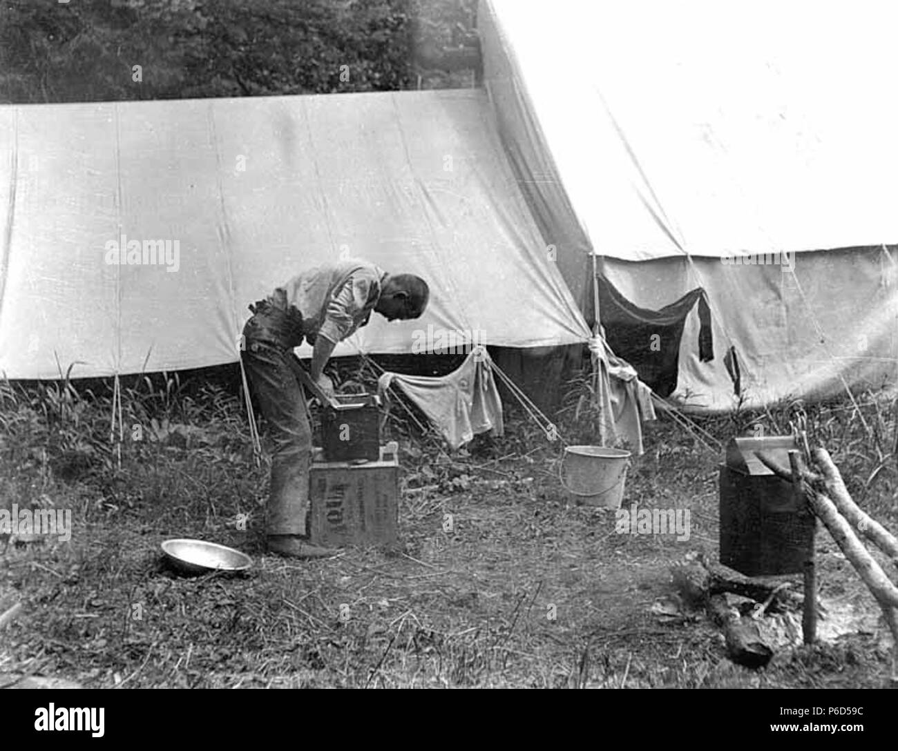 Inglés: Hombre utilizando una de lavar para lavar ropa en un lugar no identificado, Alaska, 1909 . Inglés: de Kiehl log: Birk's el día de lavado . Album 1.91