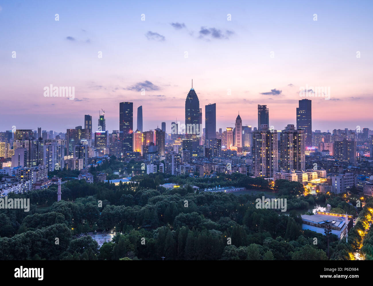 Paisaje urbano de la ciudad de Wuhan en Night.Panoramic horizonte y edificios en el distrito financiero. Foto de stock