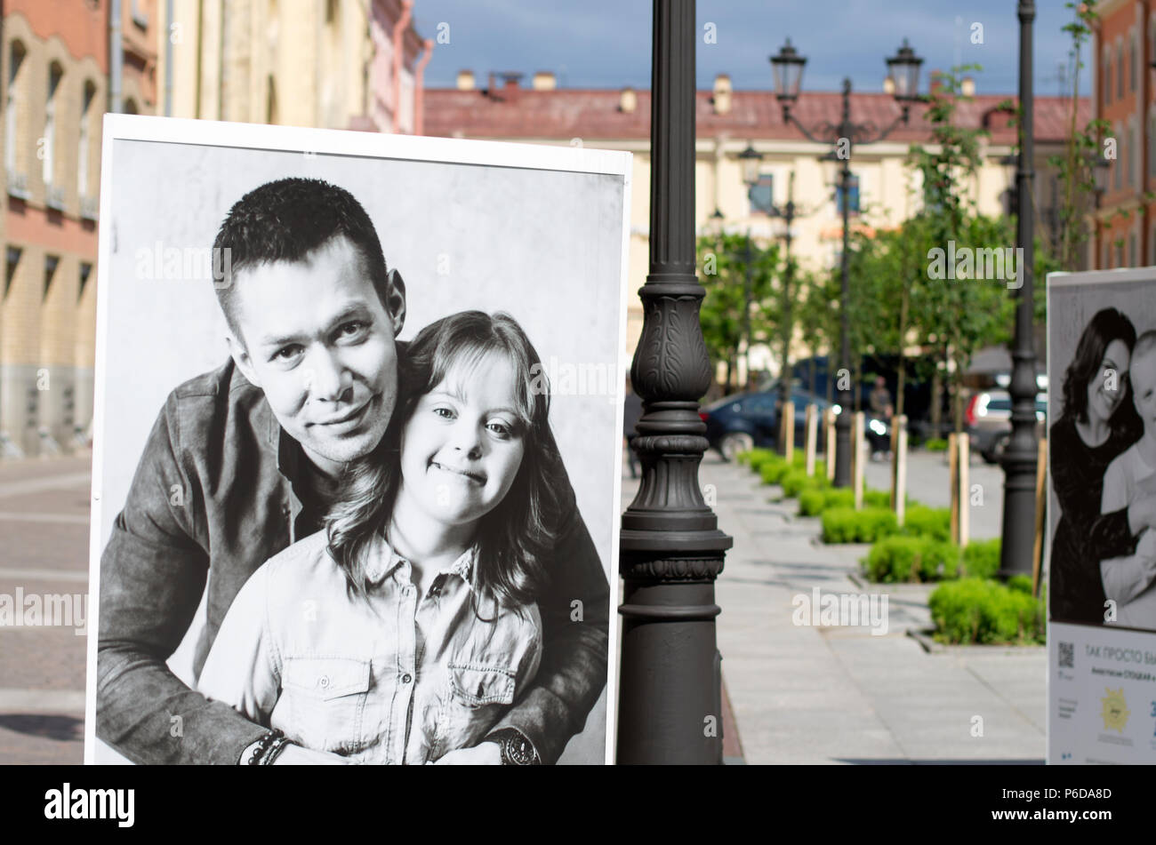 San Petersburgo, Rusia - Julio 23, 2017: carteles con un proyecto de caridad para ayudar a los niños con síndrome de Down, en el que personajes famosos de Rusia Foto de stock