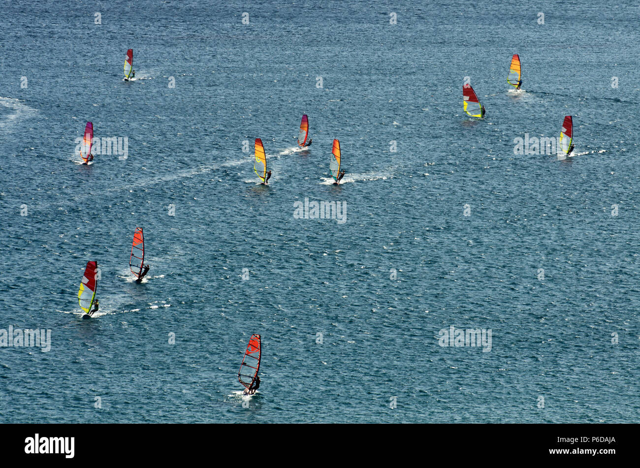 Muchos surfistas en el espumoso de las olas del mar Mediterráneo en el Cabo Prasonisi (Grecia) Foto de stock