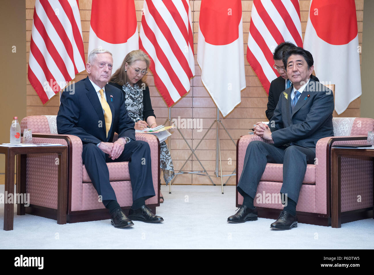 El Secretario de Defensa de EE.UU. James Mattis, izquierda, durante una reunión bilateral con el Primer Ministro japonés Shinzo Abe en Kantei, la residencia oficial del 29 de junio de 2018, en Tokio, Japón. Mattis se encuentra en Tokio para tranquilizar al gobierno japonés tras la cumbre con el Presidente Trump y el líder norcoreano Kim Jong-nu. Foto de stock
