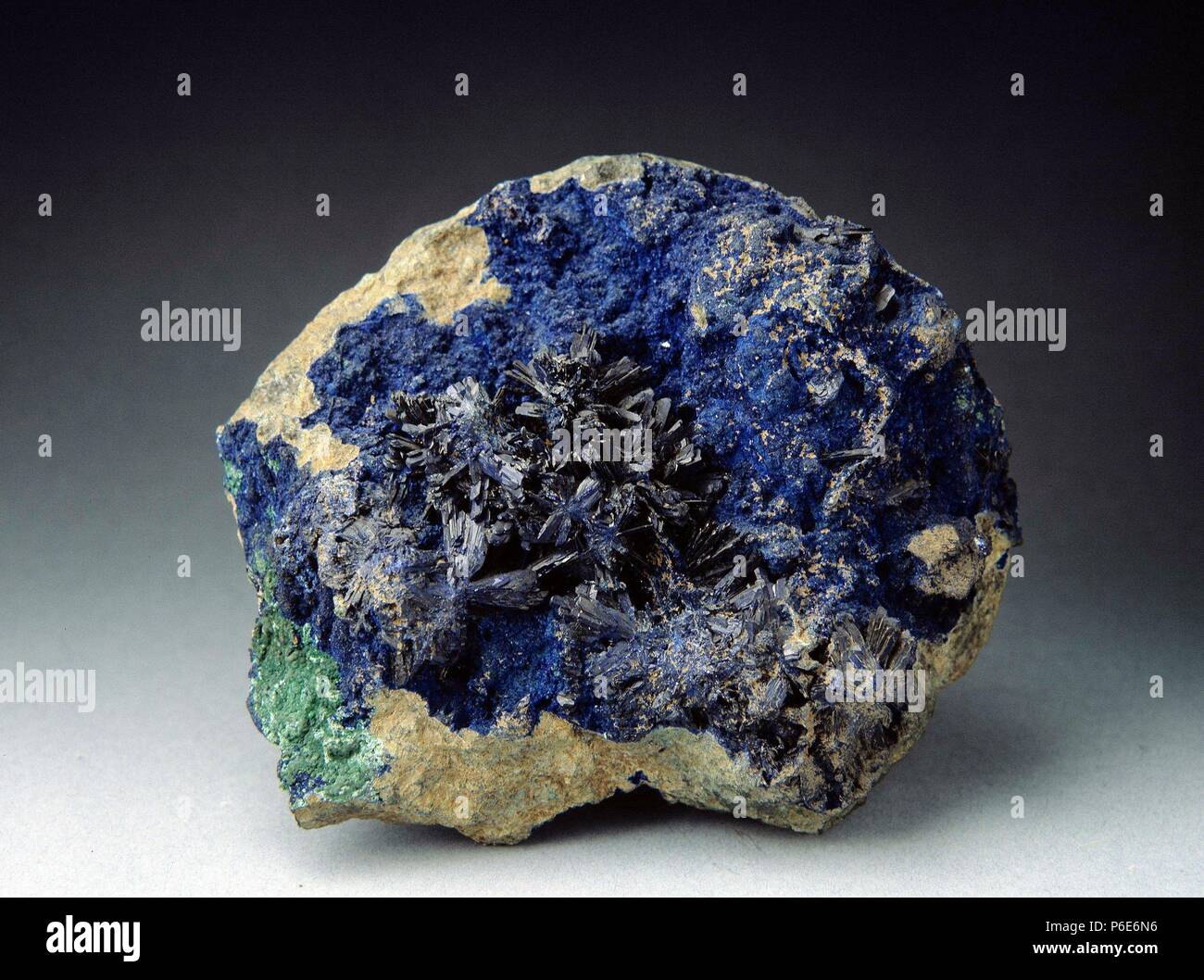 MINERALOGIA. MINERALES. AZURITA. EJEMPLAR PROCEDENTE DE GERONA. INSTITUTO GEOMINERO. MADRID. Foto de stock